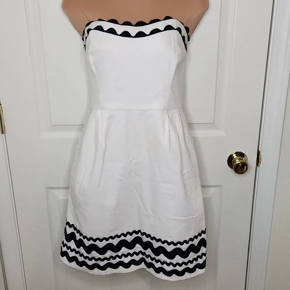 Vineyard Vines white strapless dress with blue wave detail pockets summer sz 8 Vineyard Vines white strapless dress with blue wave detail pockets summer sz 8